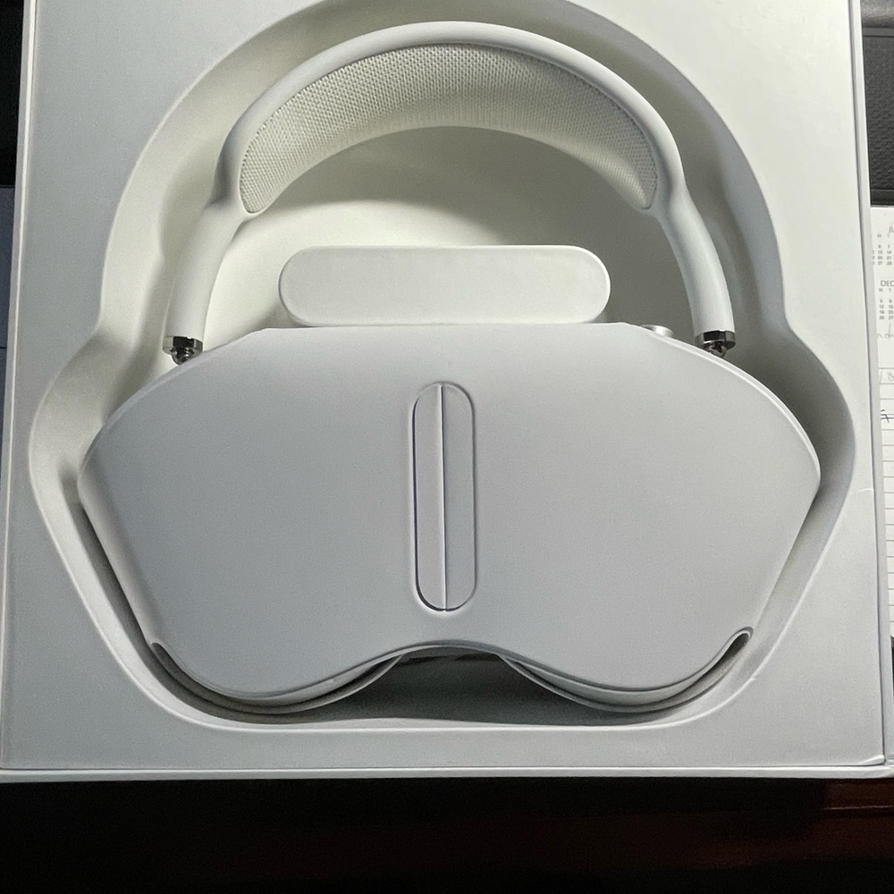 Apple AirPod Max Silver. Original box and charger. Almost new.